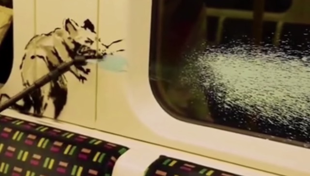 【ロンドンの地下鉄】バンクシー作品、清掃員が気付かず消す…