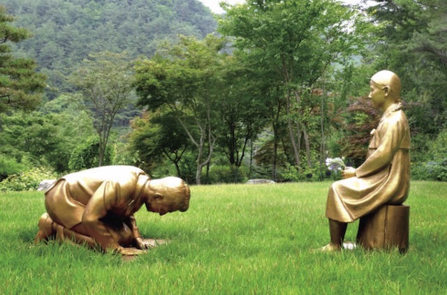韓国、慰安婦像の前にひざまずいて土下座する安倍首相の銅像「永遠の贖罪」を公開してしまう…