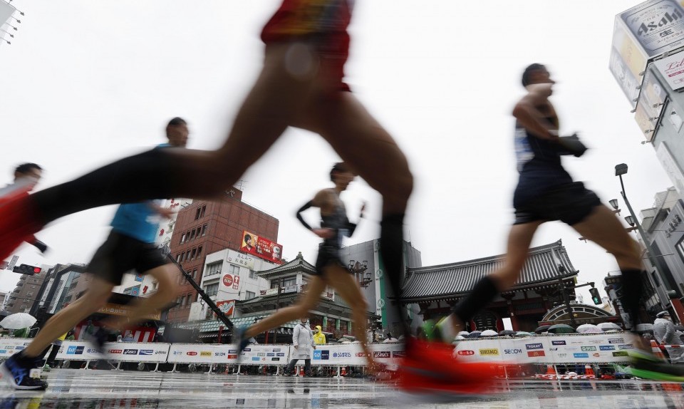 福岡国際マラソン、大会車両が選手をはねる… 骨折しながらもゴール