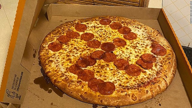 ピザのサラミでナチス想起のマーク、店員2人を解雇