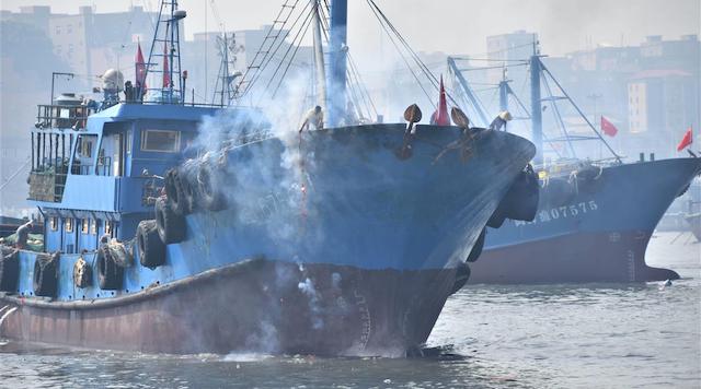 尖閣周辺の日本領海に中国公船４隻が侵入　接続水域の中に漁船も