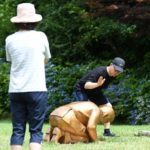 【土下座像】「日本は反省せよ！」植物園訪れた観覧客たち…