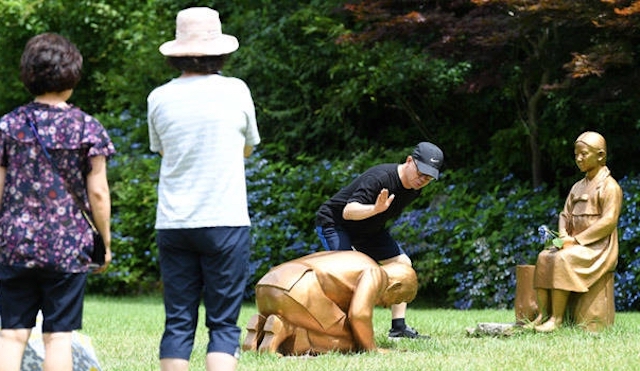 【土下座像】「日本は反省せよ！」植物園訪れた観覧客たち…