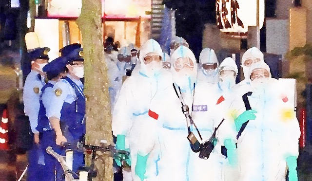 歌舞伎町ホスト逮捕、女性恐喝容疑　警視庁捜査員が防護服姿で店を捜索
