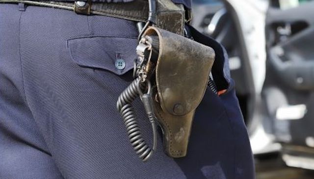 警察官が死亡、拳銃自殺か… 交番には他に3人の警察官