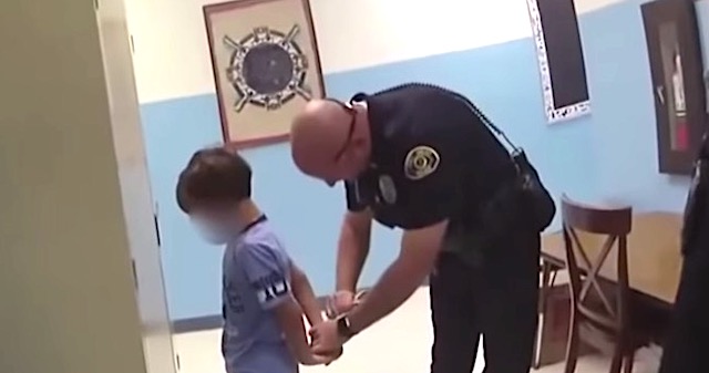 【米】涙の8歳児に手錠かけ…警察官「君は刑務所に行く」