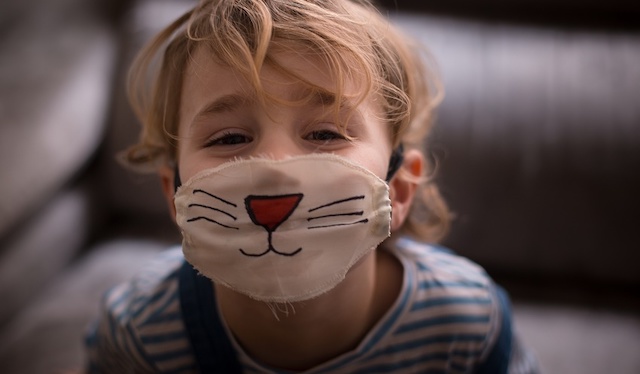 WHOとユニセフ、5歳以下はマスク不要　コロナ感染防止に子ども向け指針