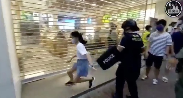 「私は文具を買いに来ただけ…」香港警察、12歳少女の髪をつかみ引き倒し 大勢で制圧
