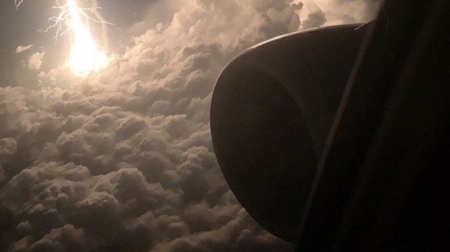 【話題】『飛行機から見えた雷がやばい』
