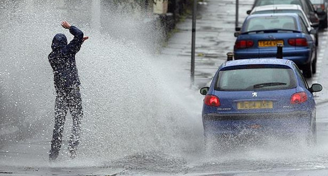 雨天時の車の「水はね」、歩行者にかけると“違反”に