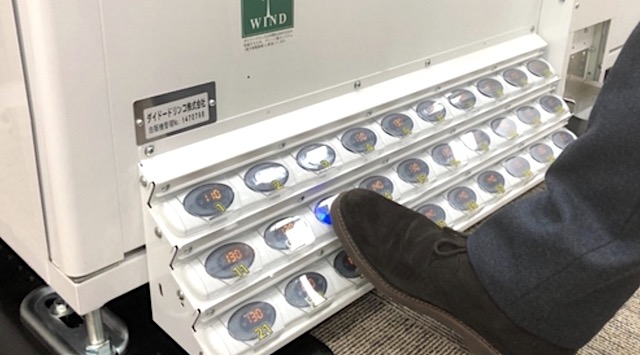 【業界初】ダイドー、“足”操作で購入できる自動販売機の実証実験を開始