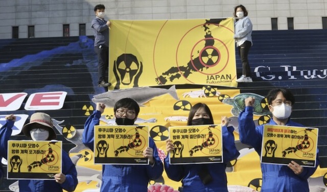 福島原発の処理水放出めぐり韓国市民が日本大使館前で抗議デモ　自国の放出はスルー…