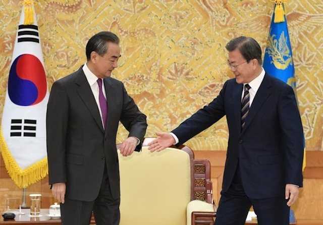 “外交の天才”韓国・文大統領、コロナ対策の『肘打ち』を無視し握手を求めてしまう…