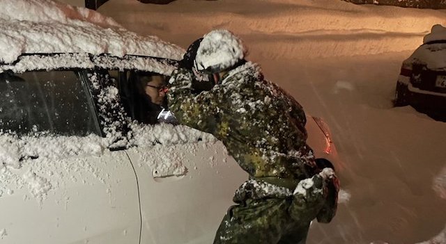 大雪で車1,000台立ち往生 → 陸上自衛隊 第１２旅団「現地に到着し、水・燃料・食料・毛布の配布、除雪活動中です。最後まで頑張ります」
