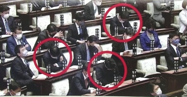 総理大臣の演説中に居眠りする国会議員