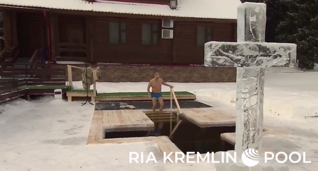【祈り】ロシア・プーチン大統領、伝統行事で氷点下に沐浴（※動画）