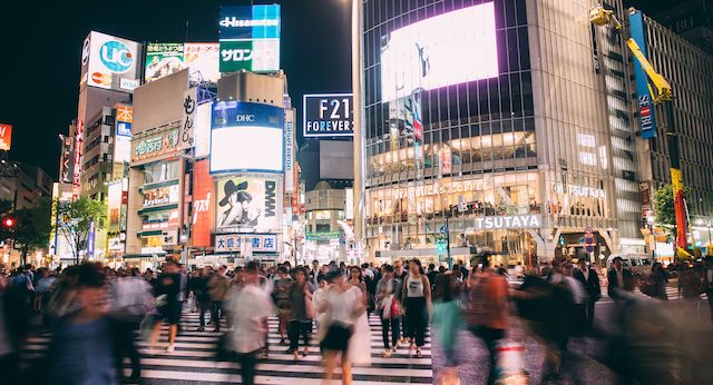 緊急事態初日夜の渋谷センター街飲食店、満席状態… スクランブル交差点も人通り絶えず