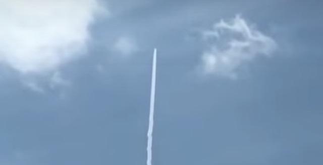 【動画】沖縄タイムス「昼下がり、空に現れた謎の白線！」→ 雲研究者「明らかに普通の飛行機雲ですが…」