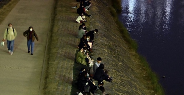 「飲み足りない」「1杯飲んだらすぐ帰ります」… 夜の京都・鴨川で2次会流行、市は「感染の危険高い」
