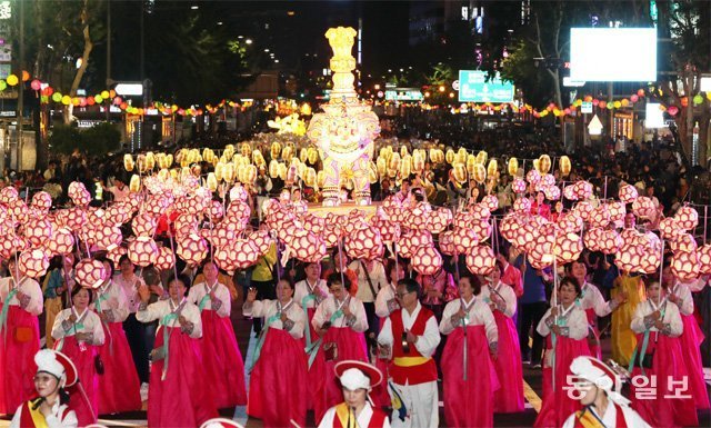 韓国人「燃灯会は新羅の時代に始まった祭り。日本のねぶた祭りはたかだか300年前に始まったのだから、いったいどっちがパクったのだか」