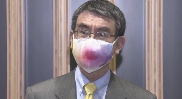 河野大臣着用のマスクに反響「一瞬、鼻血か吐血でもしてるのかと思った」「何故これをセレクトしたのか」