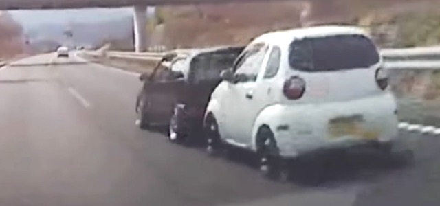 【危険】高速道猛スピードで、“車間距離なし”の2台の車（※動画）