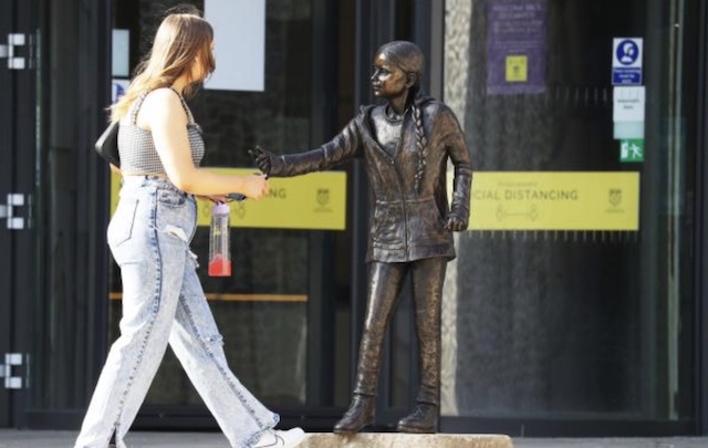 グレタさんの銅像(約360万円)、英ウィンチェスター大のキャンパスに設置 → 多額出費に学生団体から批判