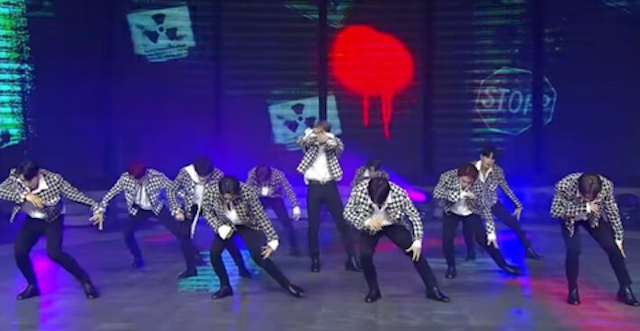 韓国発の日本人アイドルグループ『JO1』、歌唱中に後ろのスクリーンになぜか“放射能標識”乱発 → 突然動画が削除される…