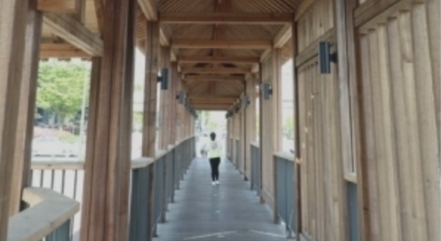【韓国】「日本の伝統建築物に似ている！」 8億ウォンをかけた橋上の歩道に非難殺到