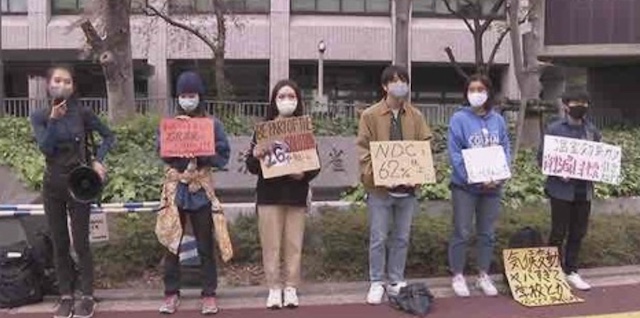 “グレタさんがきっかけ” 日本の若者、入学式を欠席して温暖化対策の強化を訴える活動始める