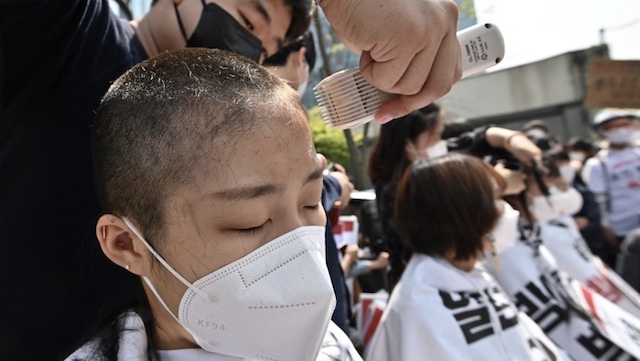 【韓国】頭丸めて処理水放出に抗議、ソウルの日本大使館前