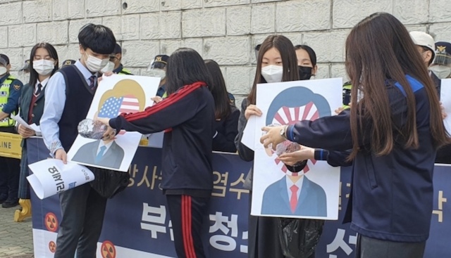 韓国・釜山の高校生、日本人と米国人に汚染水パフォーマンス