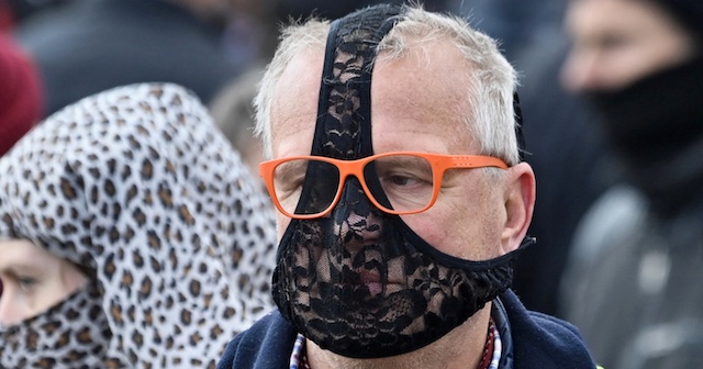 ロックダウンに抗議！マスクの代わりに“パンツ”を顔に着けたデモ参加者　ドイツ・ベルリン