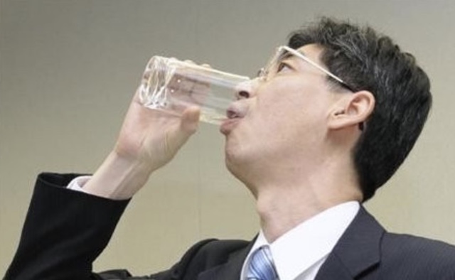 【動画】『2011年10月31日 記者会見の席上、内閣府の園田康博政務官は福島原発の処理水を飲んでいる』