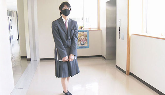 島根県の制服選択可能な高校、スカートを選択する男子高校生をNHKが特集