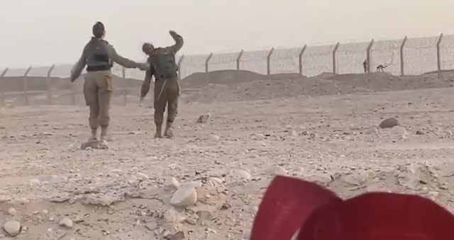 【話題】『イスラエルとエジプトの兵士が国境のフェンスを挟んで一緒にダンス』（※動画）