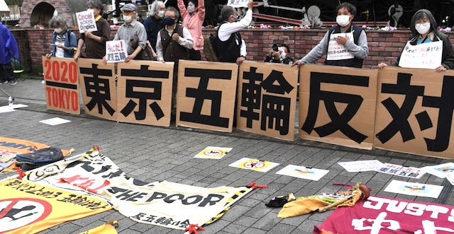 都内で東京五輪反対デモ「五輪はすでにゴリンジュウ（ご臨終）」の横断幕