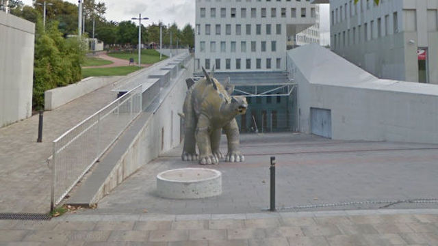 “恐竜像”の内部から男性の遺体発見「異臭がする」と通報