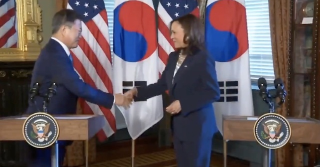 カマラ・ハリス米副大統領、韓国・文大統領と握手した直後に手をズボンで拭う…（※動画）