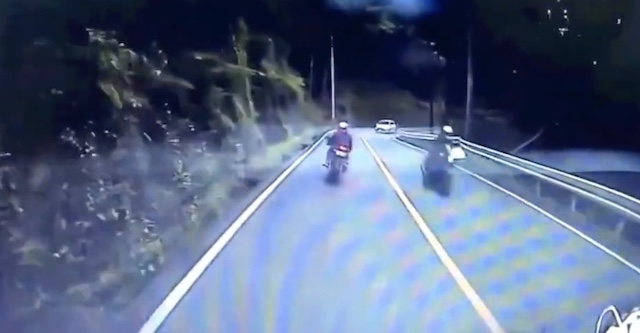 カーブでのバイク事故映像… → ネット「撮影者意外みんなヤバイ」「罪レベルの下手くそ」
