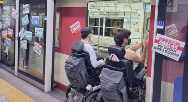 韓国でデモ、ソウル地下鉄のドアが閉まらないように車いすで塞ぐ…「障がい者の移動権を保障せよ！」