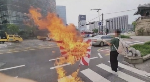 【韓国】日本大使館の周辺で旭日旗を燃やすパフォーマンス → 大学生3人逮捕