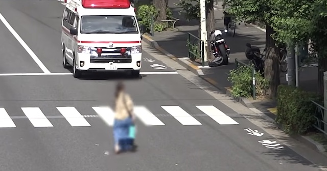 【話題】『緊急走行の救急車が接近しているのに平然と直前を渡り続ける女性』（※動画）