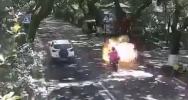 中国・浙江省　走行中の電動スクーターが突然爆発・炎上…（※動画）
