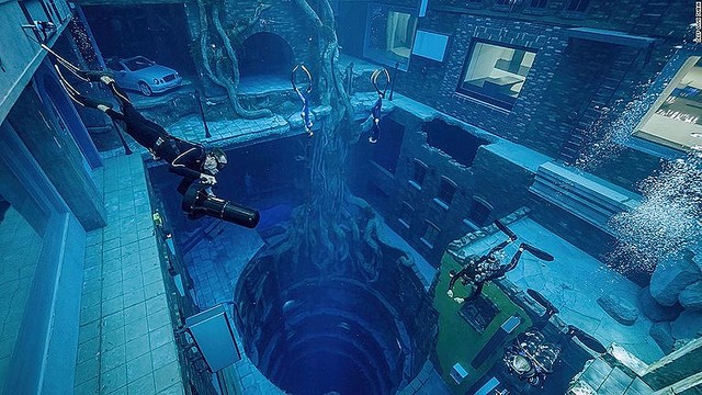 【動画】ドバイに「世界一深いプール」がオープン、巨大な水中都市を構成