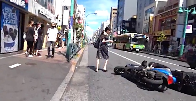 【動画】道路を横断する女性(横断歩道なし) → バイク運転手が驚いて転倒 → その後の女性の行動に批判殺到…