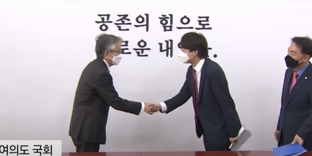 韓国野党代表、日本大使に深いお辞儀をしなかったのは「わざと」→ 韓国ネット『正しい判断』『頭を下げなかったのは正解』