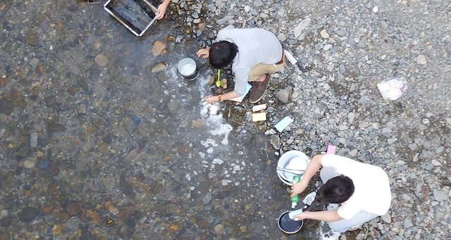 「洗剤をどばどばと…」バーベキュー後に川で食器を洗う若者… 無知な行為の代償は？
