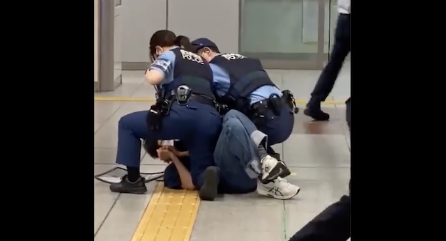 １８センチの凶器持った男を瞬時に制圧！ 女性警官の映像が公開され反響「日本の警察は凄い」