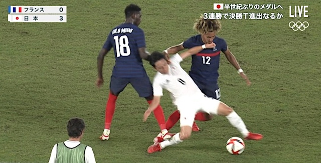 【五輪】サッカー・フランス代表選手、日本戦で危険すぎるファール… 『最近フランスの印象めちゃくちゃ悪い』『傷害罪成り立つと思うんやけど』